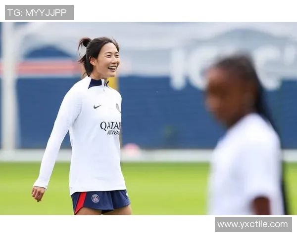 足球明星与路人亲密合照瞬间视频记录引发热议与关注